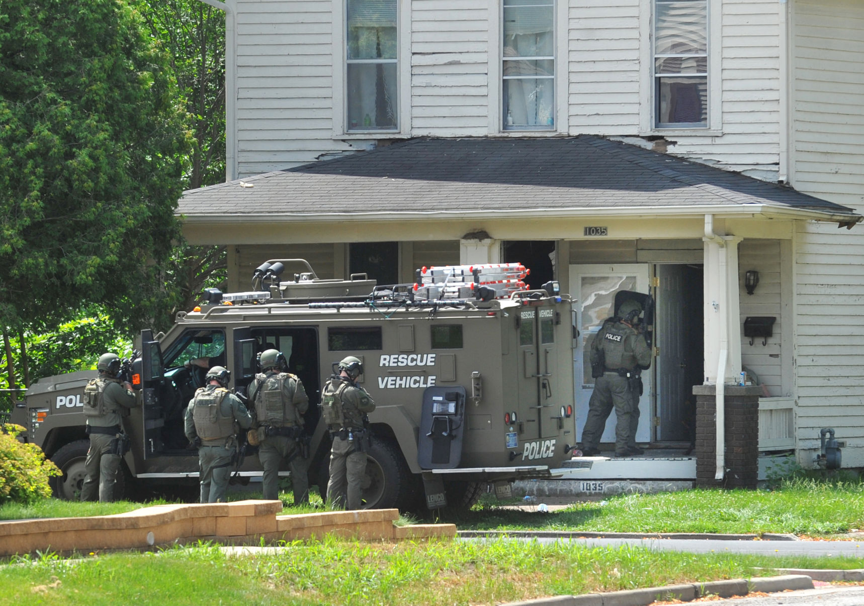 070921-qc-nws-standoff-058